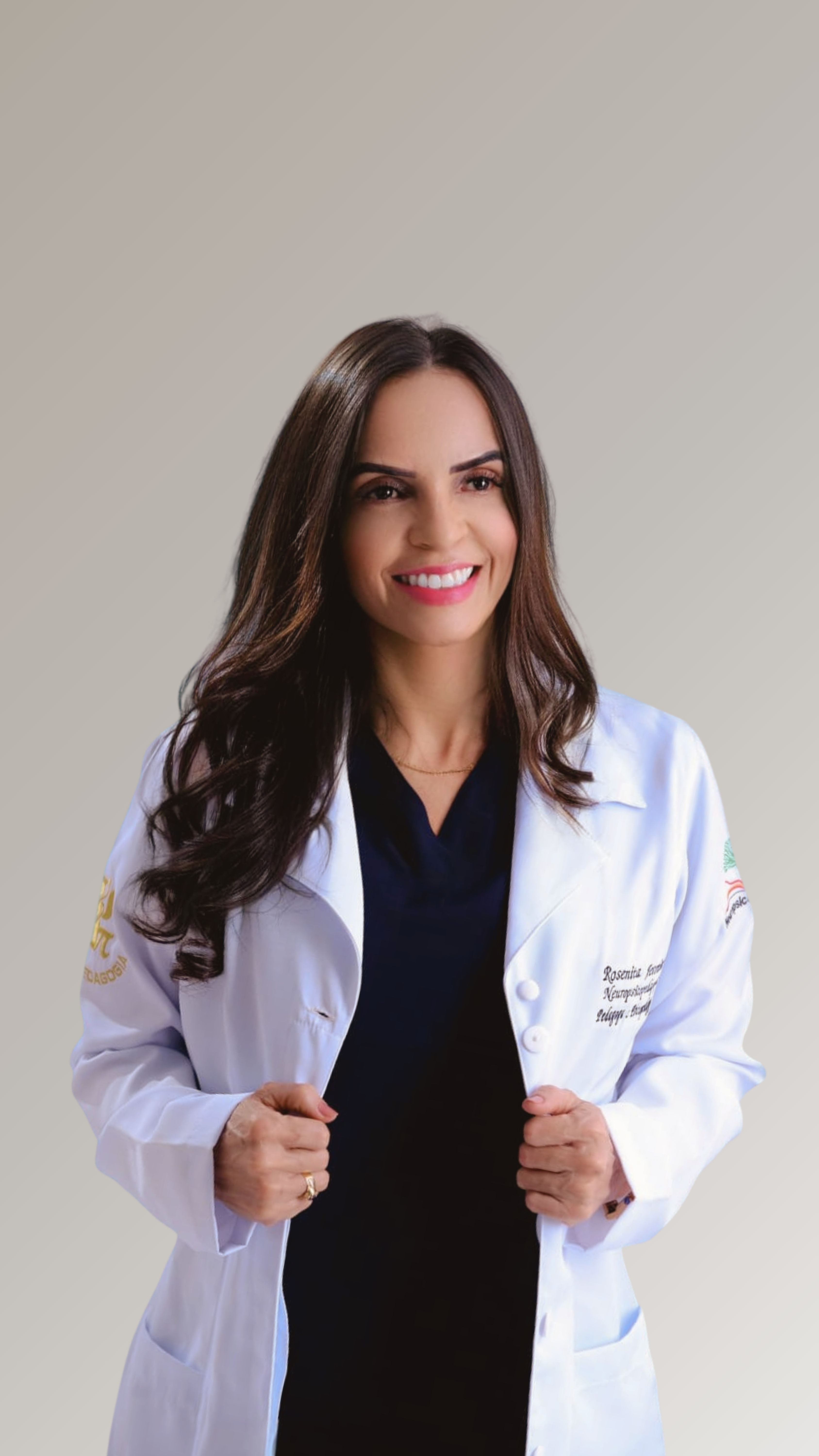 Rosenita Jeronimo de jaleco branco sobre roupa azul-marinho